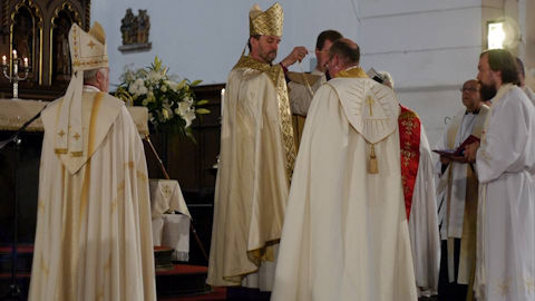 Consecration of Hans Jönsson Abp Vanags presents pectoral cross